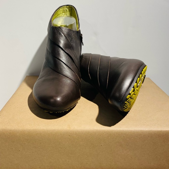 Tsubo Chocolate Brown Leather Bootie - Picture 2 of 10